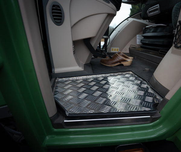 GADGETME Schuhablage aus Aluminium Riffelblech Quintett mit Kantenschutz passend für Fendt 500er und 700er