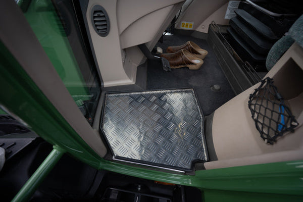 GADGETME Schuhablage aus Aluminium Riffelblech Quintett mit Kantenschutz passend für Fendt 500er und 700er