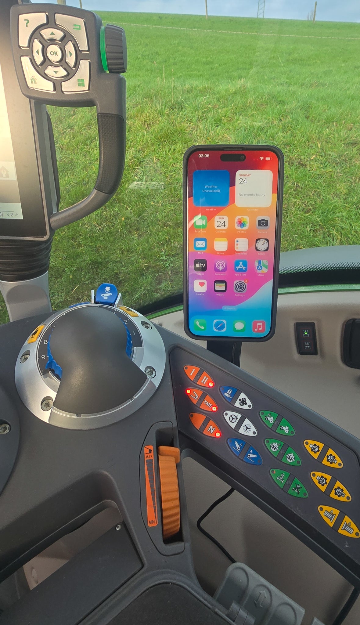 NEU! Gadgetme MagSafepassend für Fendt SCR / S4 Handyhalterung mit Lad –  Gadgetme.de