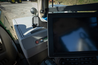 Support téléphone GADGETME V2 supérieur avec fonction de charge sans fil adapté pour John Deere Command Center 4600, 15 W
