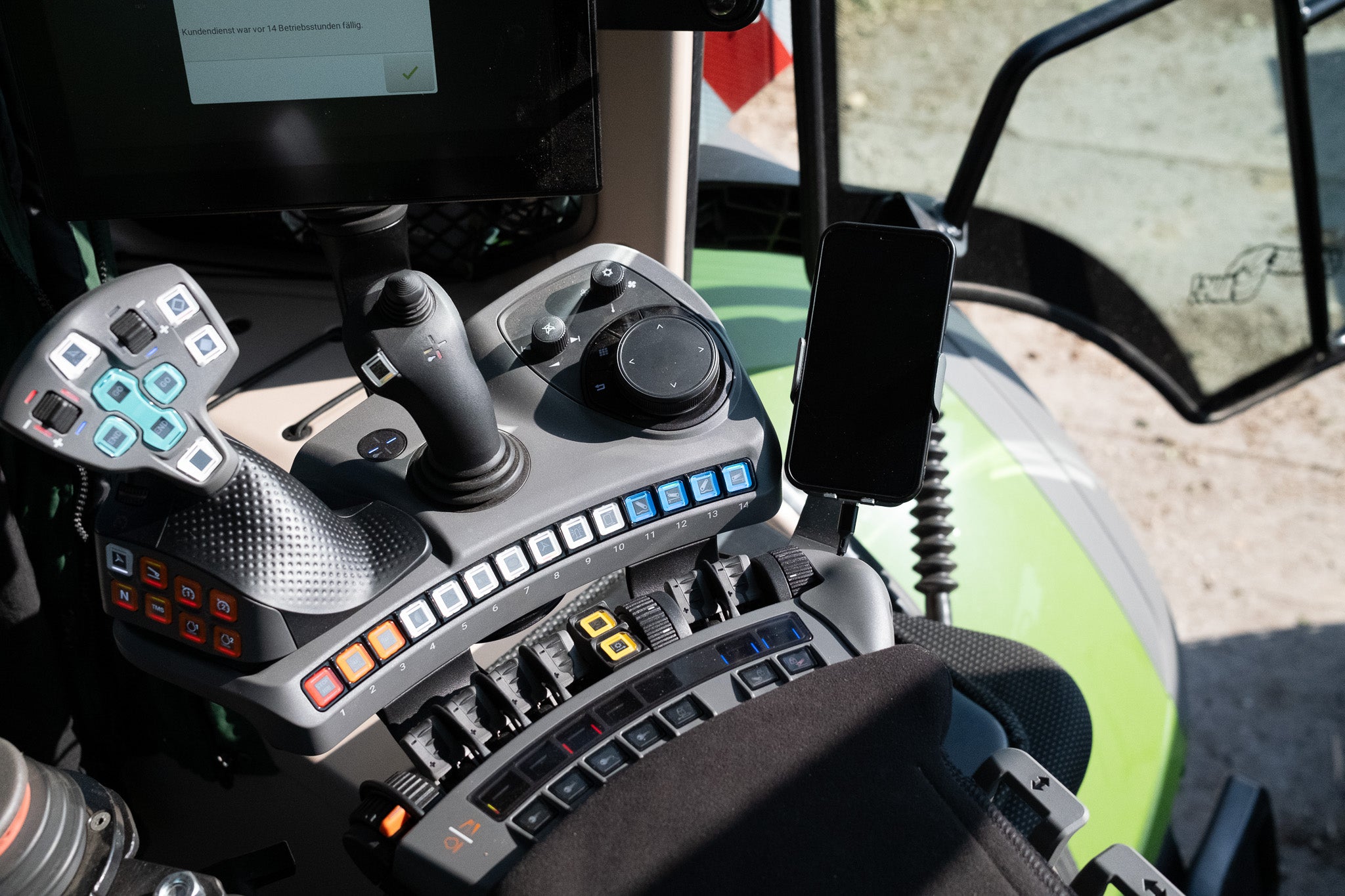 GADGETME mobiele telefoonhouder armleuning geschikt voor Fendt ONE