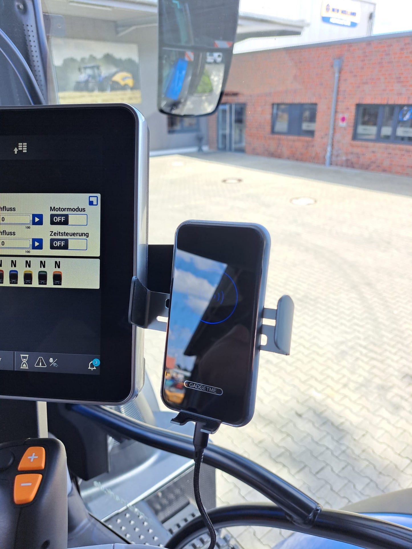 GADGETME wireless phone holder suitable for Case, New Holland & Steyr, AFS 700 Plus / IntelliView 12