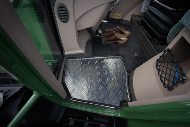 Repose-chaussures GADGETME en tôle d'aluminium striée adapté pour Fendt 500 et 700
