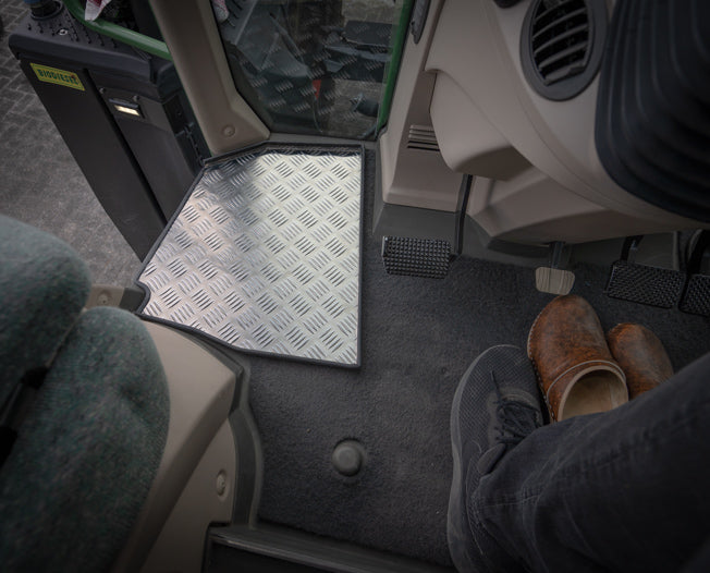 Repose-chaussures GADGETME en tôle d'aluminium striée adapté pour Fendt 500 et 700