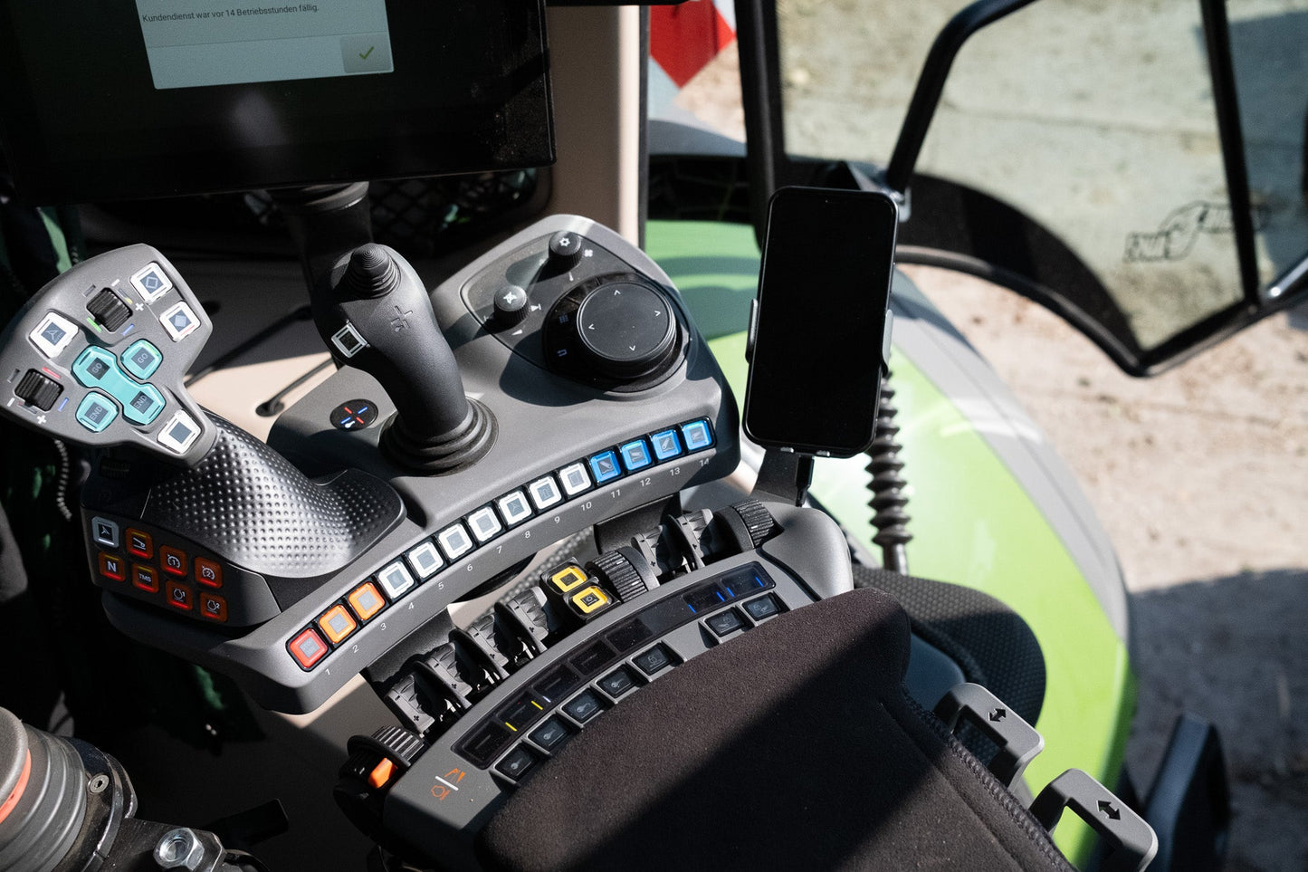 Support téléphone GADGETME pour accoudoir adapté pour Fendt One