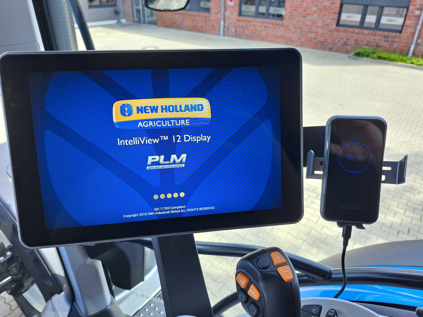 GADGETME wireless phone holder suitable for Case, New Holland & Steyr, AFS 700 Plus / IntelliView 12