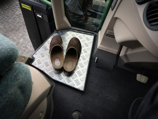 GADGETME shoe tray made of aluminum checker plate suitable for Fendt 500 and 700 series
