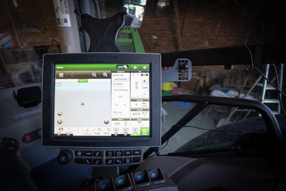 Support téléphone GADGETME V2 supérieur avec fonction de charge sans fil adapté pour John Deere Command Center 4600, 15 W