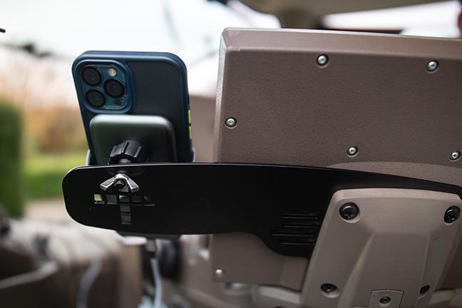Support téléphone GADGETME V1 avec fonction de charge sans fil adapté pour John Deere Command Center 4600, 15 W