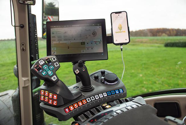 Gadgetme mobile phone holder with wireless charging function suitable for Fendt 15W Fast Wireless